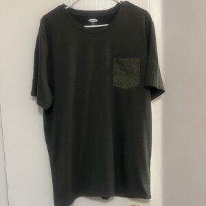 Old Navy Dark Green Men's Tee with Leaf Pocket